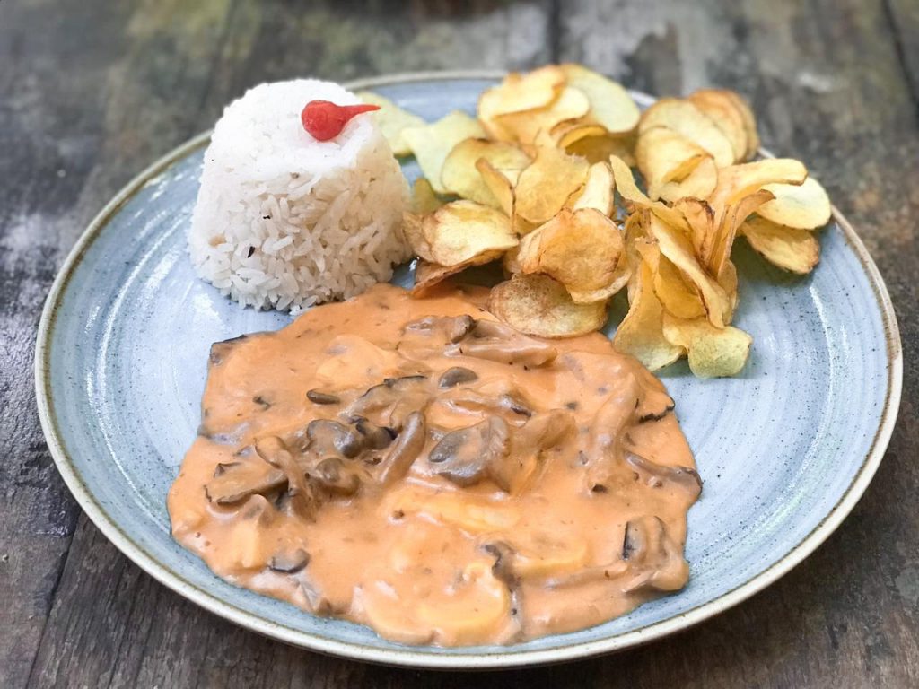 Strogonoff de cogumelos arroz branco e batata chips