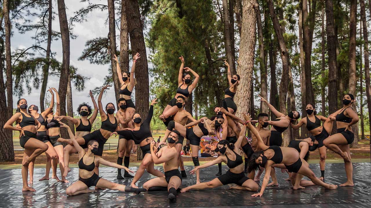 Flyer Companhia de Dança e Orquestra Filarmônica de Brasília fazem apresentação a céu aberto no Parque da Cidade nesta sexta (16)