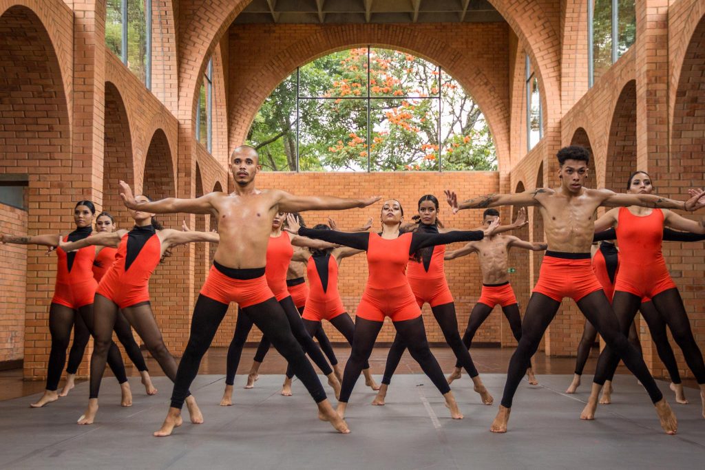 Bailarinos da Flyer Companhia de Dança. Foto: João Vinícius