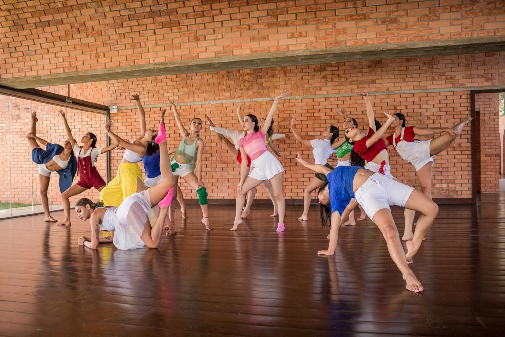 Bailarinos da Flyer Companhia de Dança. Foto: João Vinícius