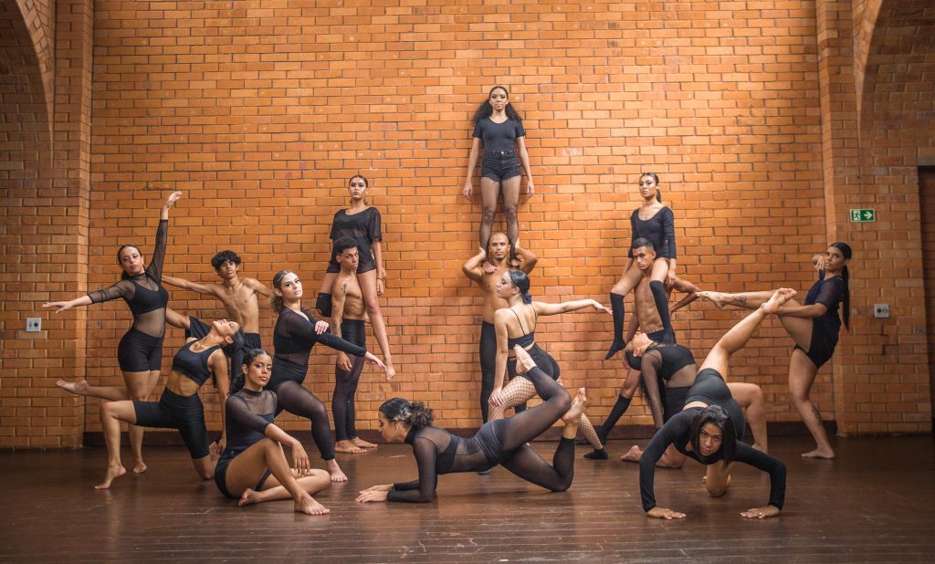 Bailarinos da Flyer Companhia de Dança. Foto: João Vinícius