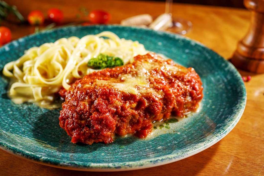Luigi Trattoria - Fileto a parmegiana com fettuccine Alfredo. Foto: Luigi/Divulgação/RW