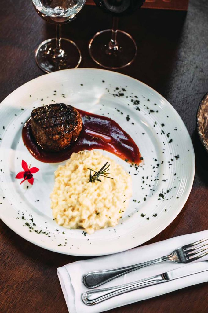 Verona - Romeo & Giulietta: Risoto de brie, acompanhado de filé na redução de goiabada cascão ao vinho marsala. Foto: Verona//Divulgação/RW