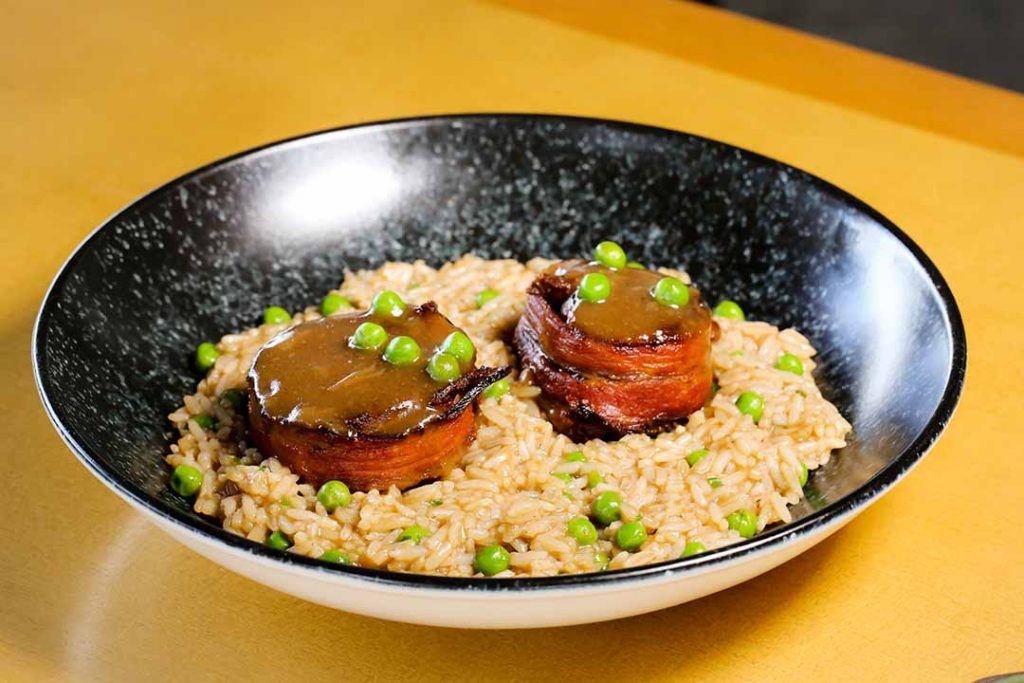 Gran Bier - Medalhão a Diana: filé envolto em bacon com molho Diana e arroz ao molho. Foto: Gran Bier/Divulgação/RW