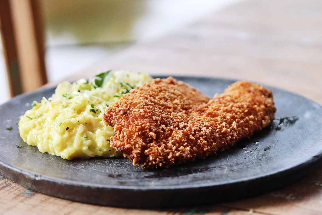 La Terrasse - Tilápia empanada com risoto de alho poró. Foto: La Terrasse/Divulgação/RW