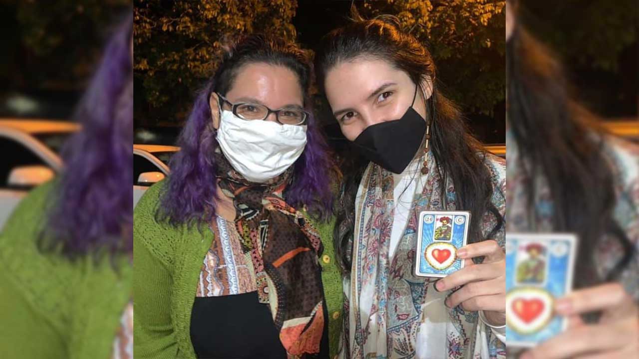 Taróloga de rua resgata tradição mística da Chapada dos Veadeiros