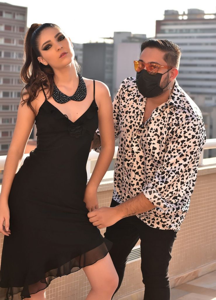 Bruna Rodarte e o estilista Bruno Bacck. Foto: @luizgimenesof / Renato Cipriano - Divulgação