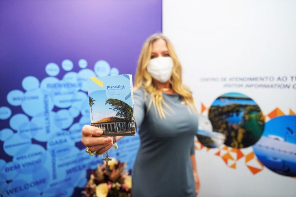 Secretária de Turismo do DF, Vanessa Mendonça, lança o guia Planaltina na Rota do Turismo no aniversário de 162 anos da cidade. Foto: Renato Braga/Setur-DF