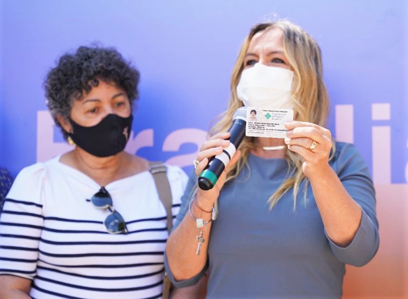 Secretária de Turismo do DF, Vanessa Mendonça, e a artesã Vitória Régia Martins durante a inauguração do CAT de Planaltina. Foto: Renato Braga/Setur-DF