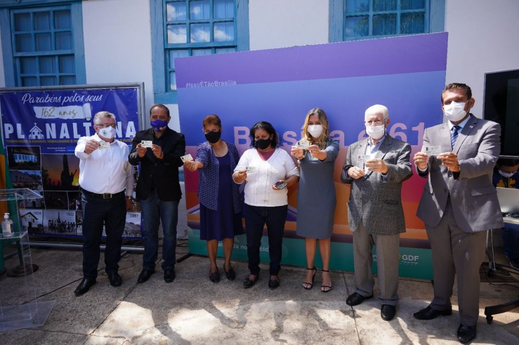 Presidente da Ceasa, Sebastião Marcio, secretária de Turismo do DF, Vanessa Mendonça, administrador regional de Planaltina, Célio Rodrigues, ex-deputado Salviano Guimarães, o superintendente do Arquivo Público do DF, Adalberto Scigliano, a artesã Vitória e a mestre-artesã Roze Mendes durante a Inauguração do Centro de Atendimento ao Turista de Planaltina. Foto: Renato Braga/Setur-DF