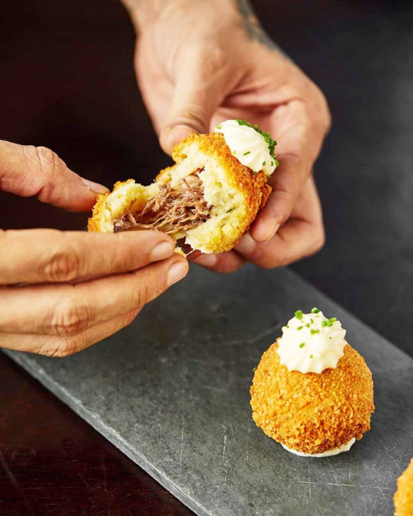 Coxinha de Boeuf bourguignon. Foto: Bruno Aguiar