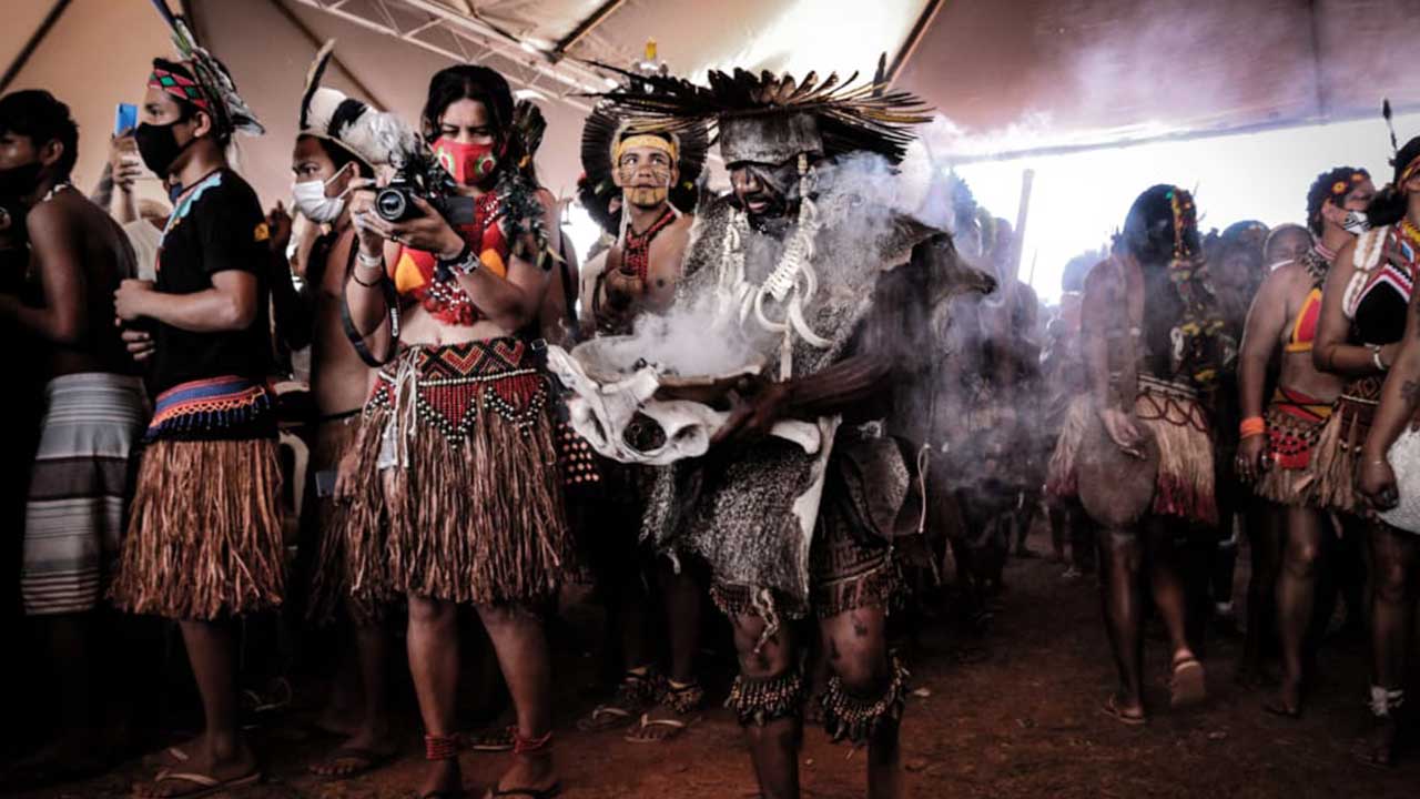 Praça dos Três Poderes recebe Performance Flash Mob “Sangue indígena nenhuma gota a mais” - Nesta quarta às 17 horas