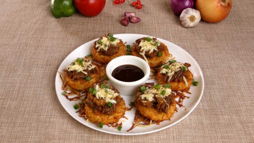 2º colocado - Disco de mandioca com alho-poró na cama de palha de batata-doce com rabada desfiada na cerveja preta coberta com queijo coalho gratinado, do GoodFellas Cine Bar. Foto: Divulgação