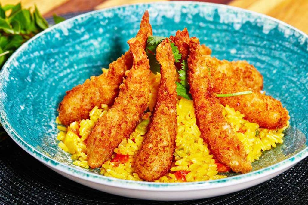 Nau - Camarões crocantes na panko com arroz de moqueca. Foto: Divulgação