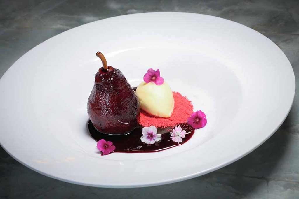 Sagrado Mar - Peras ao vinho com sorvete de creme. Foto: Divulgação