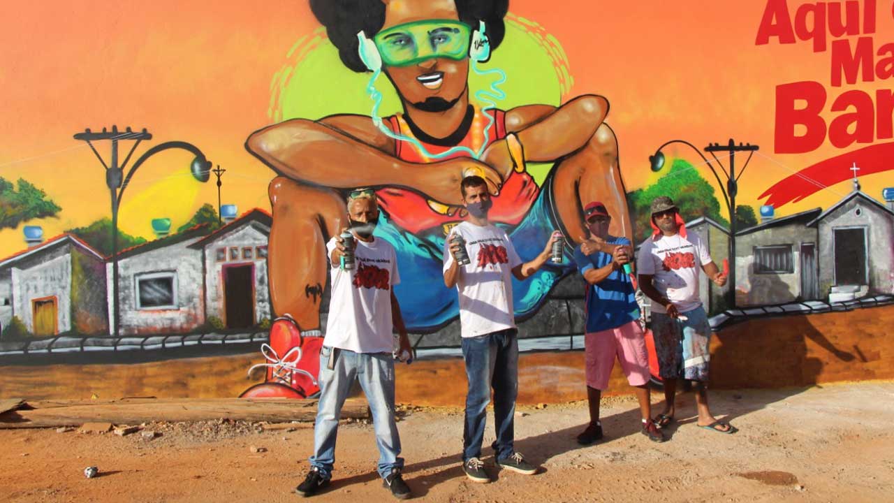 Em Ceilândia, Fort Atacadista decora fachada da loja com arte de grafiteiros locais