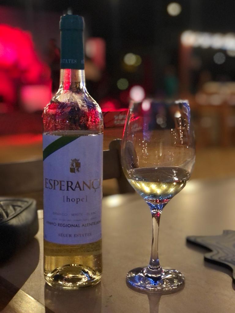 Vinho português, servido na noite de inauguração. Foto: Arquivo Pessoal
