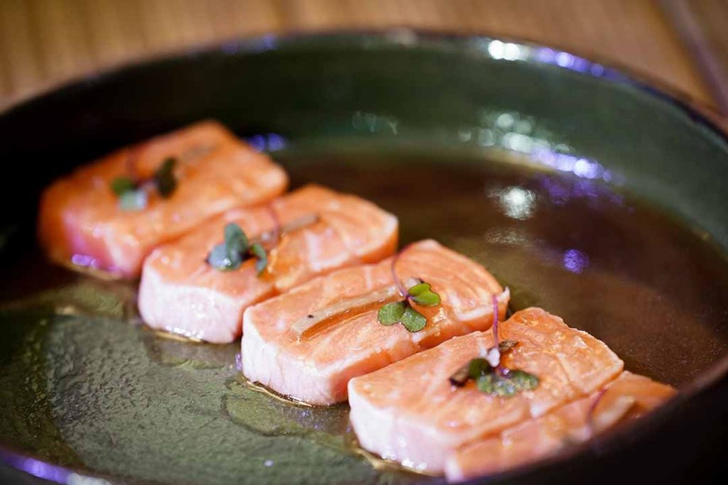 Sashimi barriga de salmão maçaricada. Foto: Rodrigo Pimenta/X!S Sashimi barriga de salmão maçaricadaFotografias