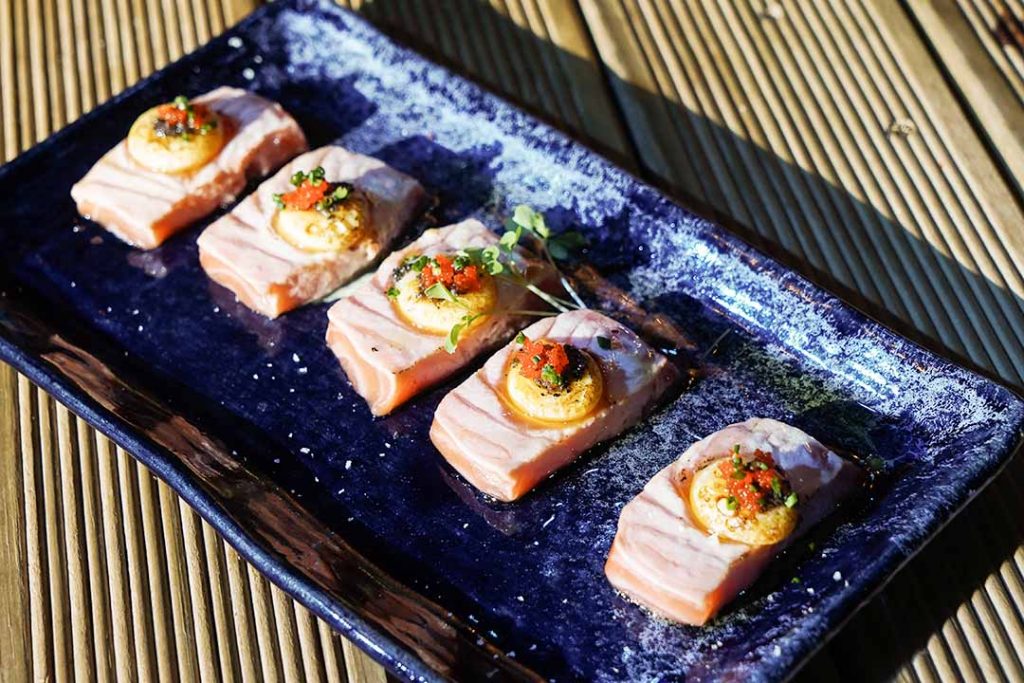 Sashimi de salmão com ovo de codorna trufado. Foto: Rodrigo Pimenta/X!S Fotografias