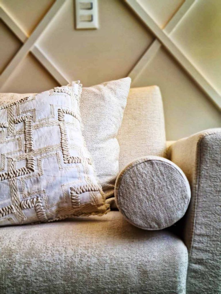 Detalhes da decoração da sala. Tapete muito bem utilizado para demarcar o espaço. Foto: Henrique Kotnick/Jornal de Brasília