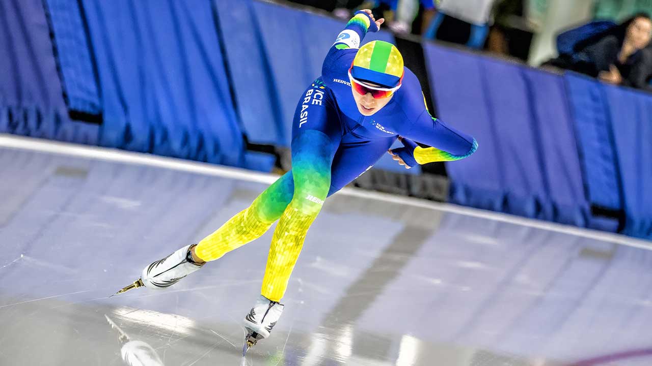 Larissa Paes mostra evolução na patinação de velocidade no gelo