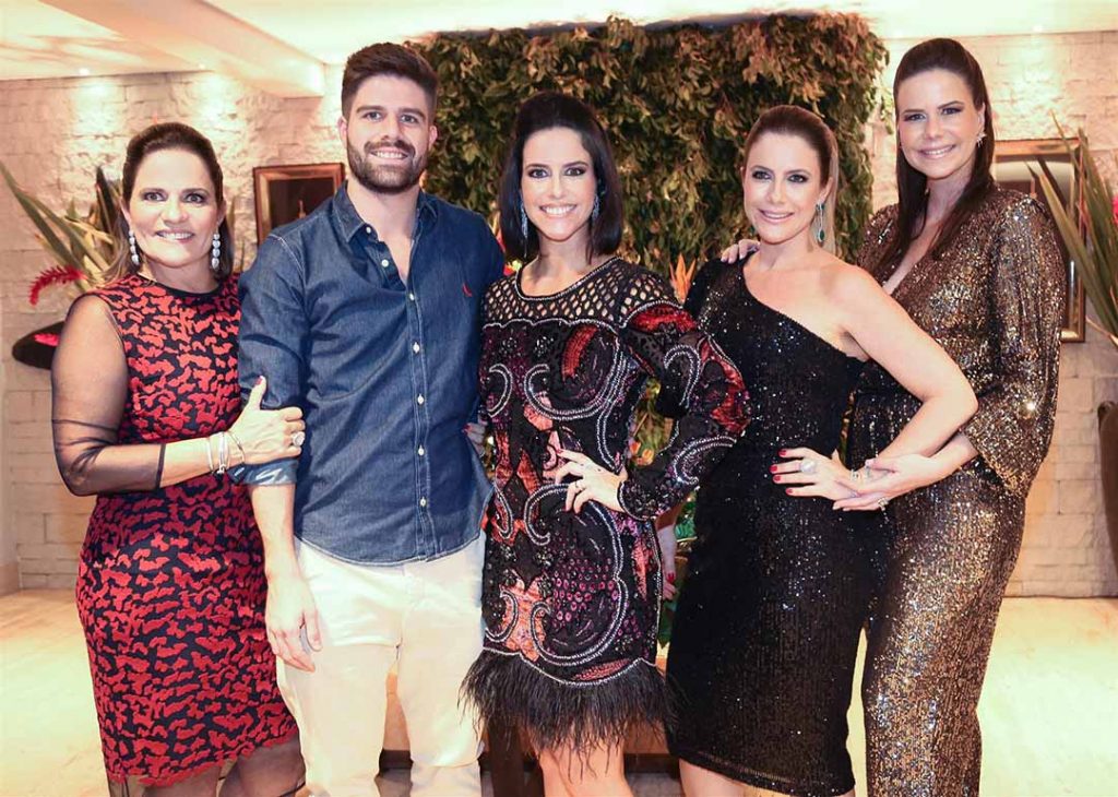 A aniversariante com a mãe, Regina Frota, e os irmãos, Marcela, Marcus, e Rafaela. Foto: Oswaldo Rocha