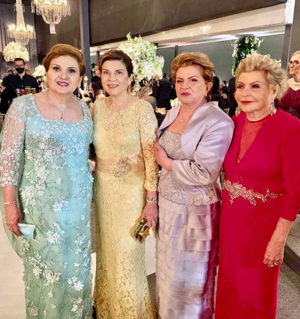 A elegância da mãe do noivo, Rita Lins e de suas irmãs, Fátima, Ana Maria Cunha e Silva e Júlia Aguiar. Foto: Celso Jr. e Paulo Lima