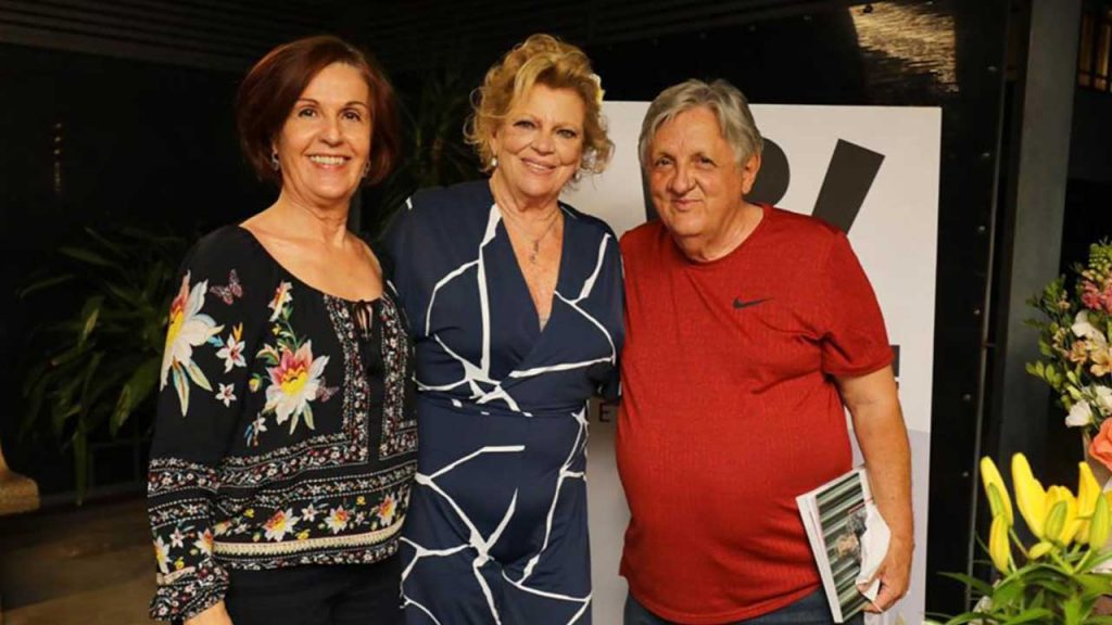 Liana sabo ladeada por Teresa Fernandes e Adriano Lopes. Foto: César Rebouças