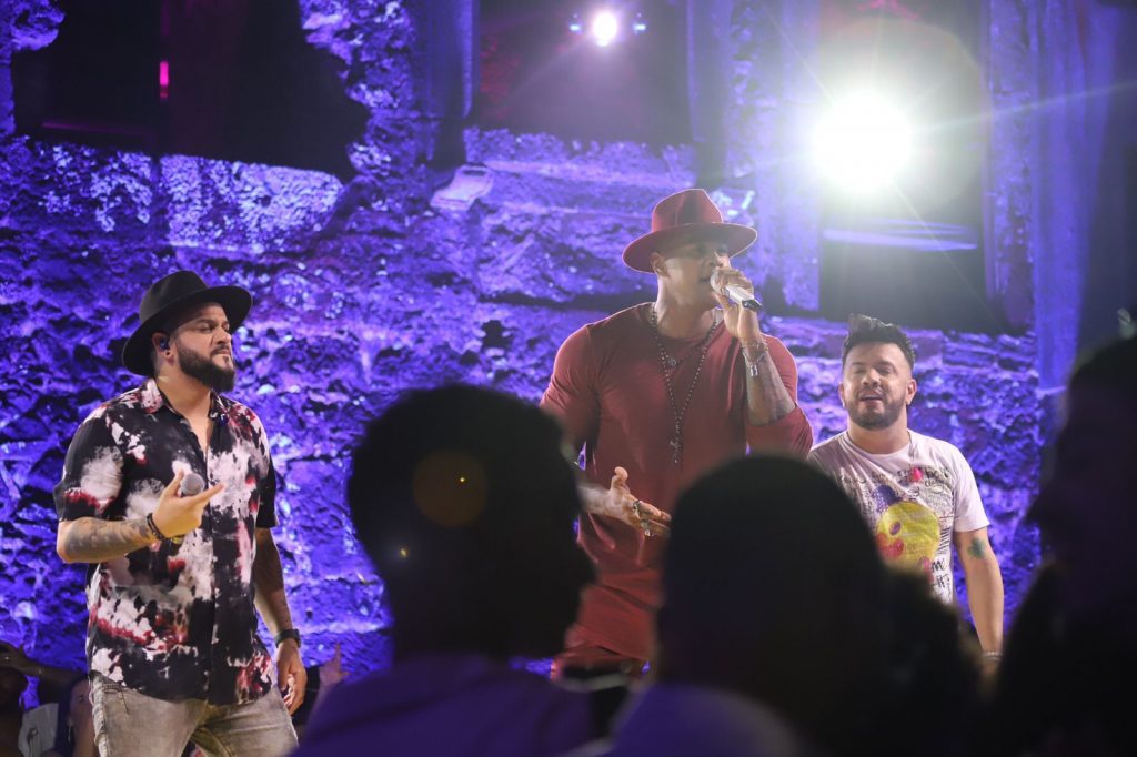 Leo Santana e a dupla Diego e Victor Hugo. Foto: Saulo Brandão