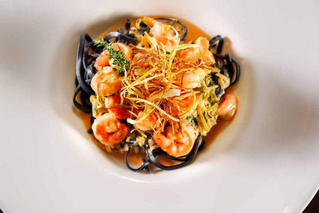 Ticiana Werner - tagliatelle negro com camarões. Foto: Victor Rocha
