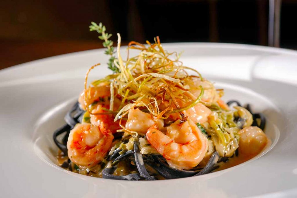 Ticiana Werner - tagliatelle negro com camarões. Foto: Victor Rocha