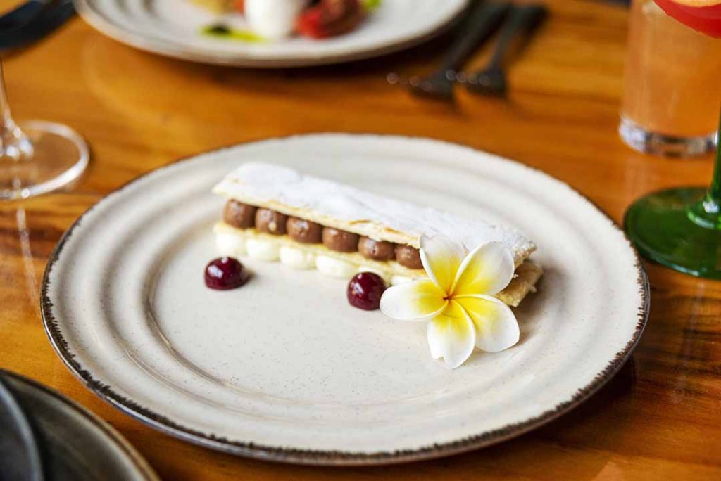 Mil folhas de mousse de chocolate meio amargo e branco e calda de frutas vermelhas. Foto: Fernando Pires