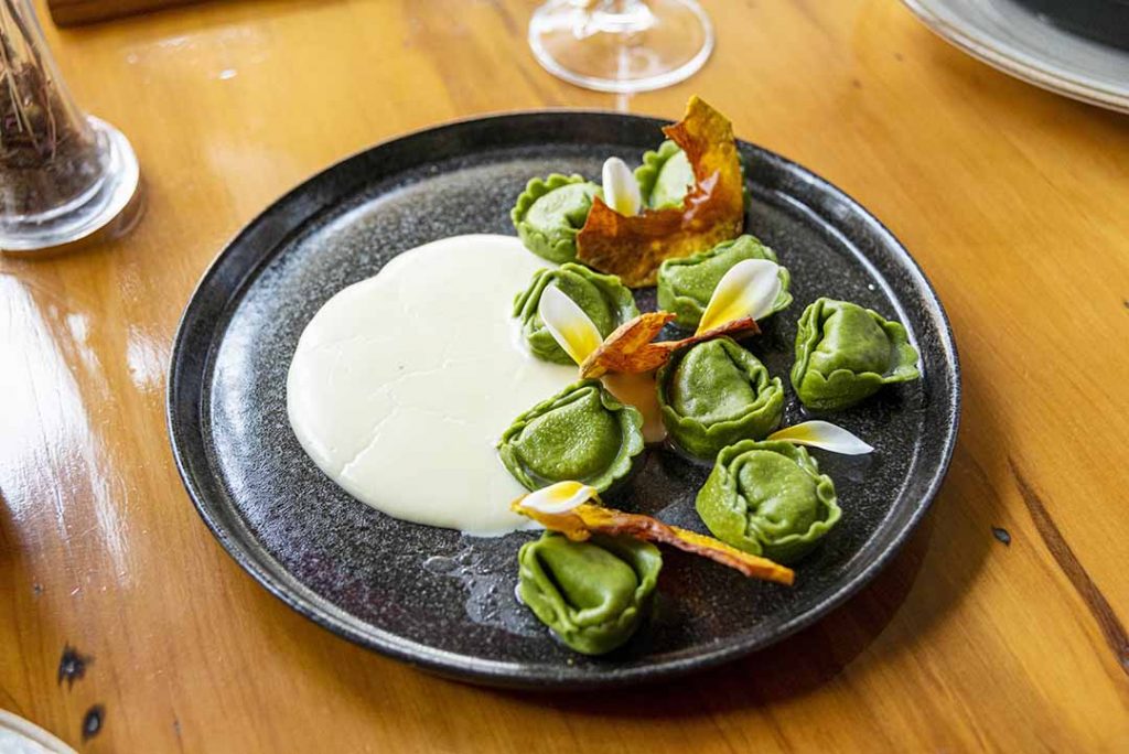 Tortellini de carne seca com fonduta de queijo serrano e Chips de abóbora. Foto: Fernando Pires