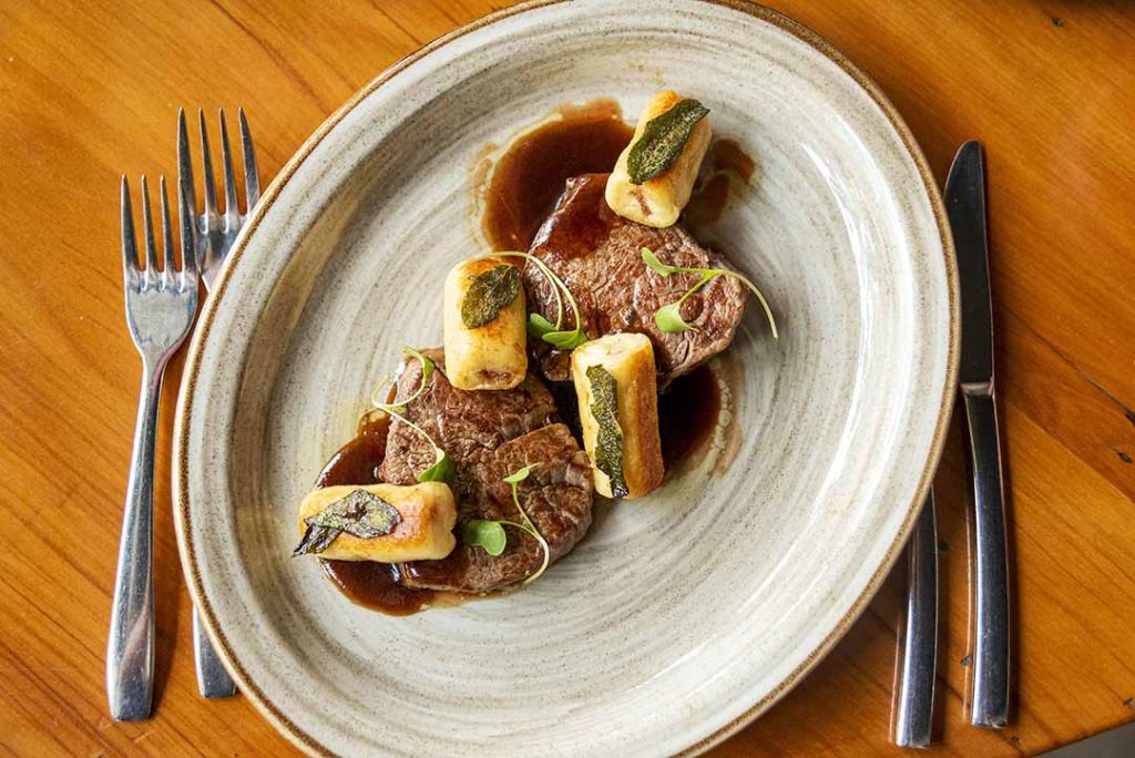 Saltimbocca ao molho marsala e nhoque de Parma. Foto: Fernando Pires