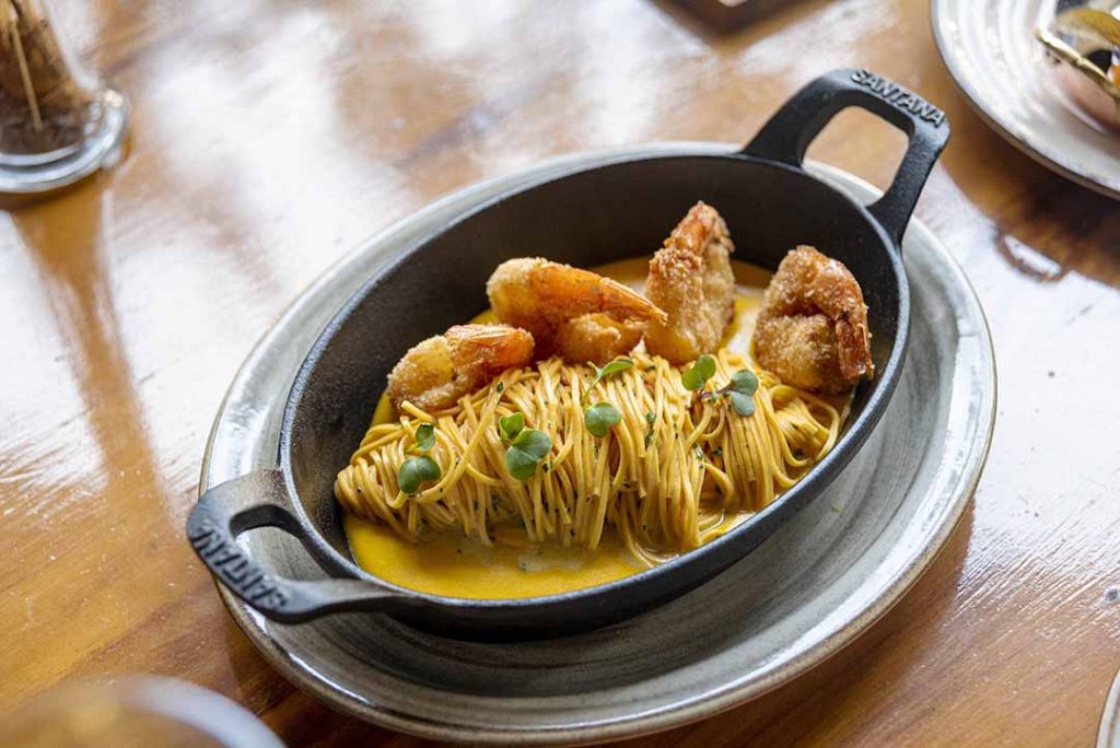 Camarões em crosta de coco com tagliolini com creme de abóbora e sálvia. Foto: Fernando Pires