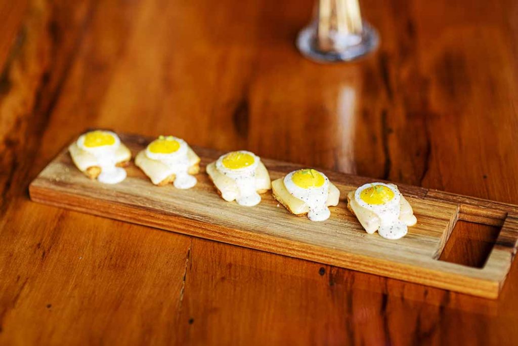 Toast com provolone de búfala, fonduta de parmesão trufado, ovo de codorna frito e crisps de Parma. Foto: Fernando Pires