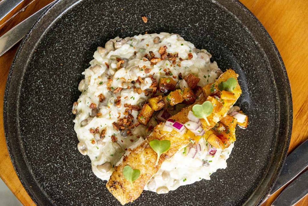 Robalo com tartare de banana da terra, pó de bacon, arroz de natas e feijão verde. Foto: Fernando Pires