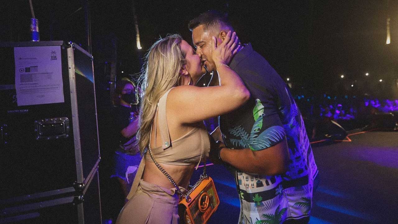 Carla Perez tieta Xanddy em show na Bahia