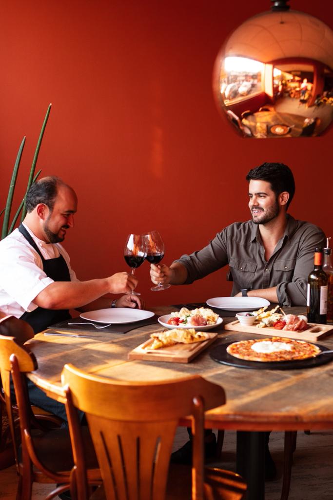 Chef Marcelo Petrarca e João Pedro Couto. Foto: Divulgação