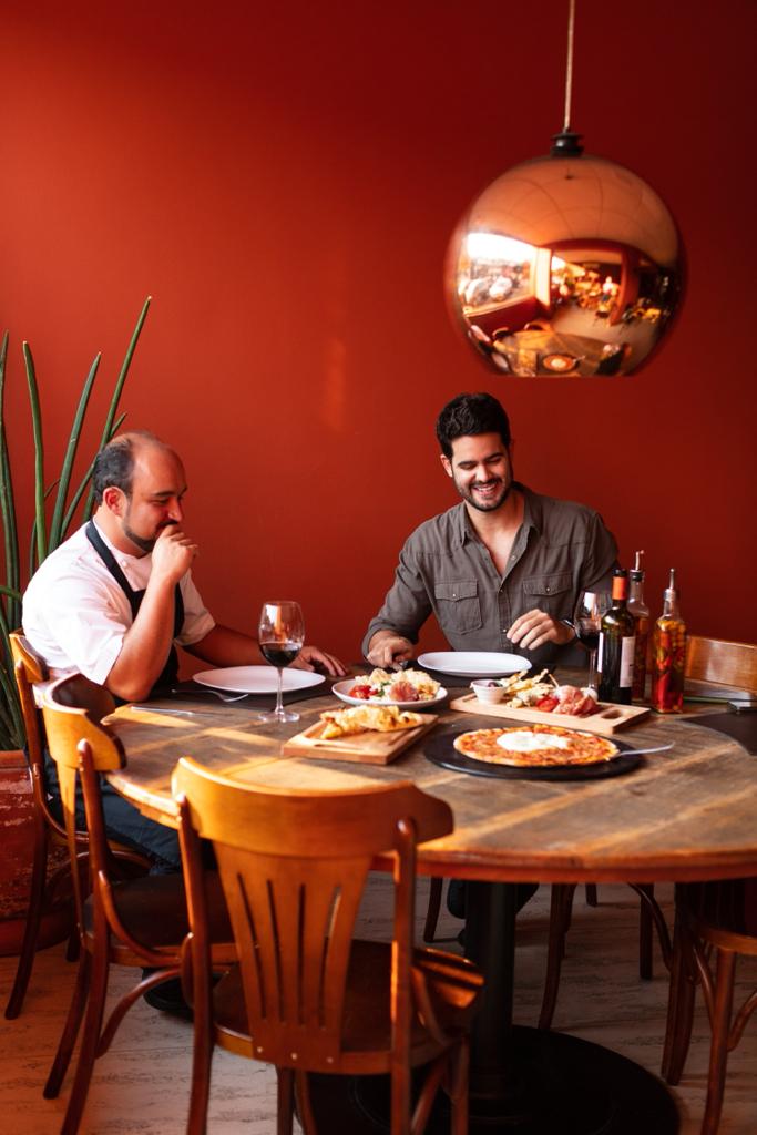 Chef Marcelo Petrarca e João Pedro Couto. Foto: Divulgação