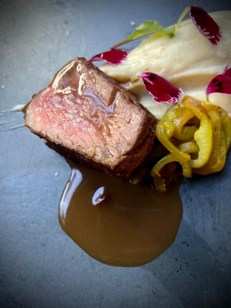 Filé mignon com demi glace, aligot de inhame, saladinha de broto. Foto: Divulgação