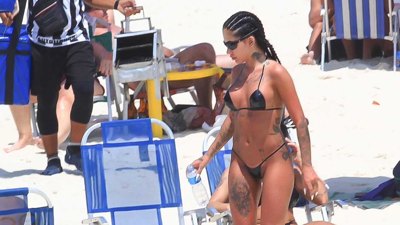 MC Mirella curte praia no Rio