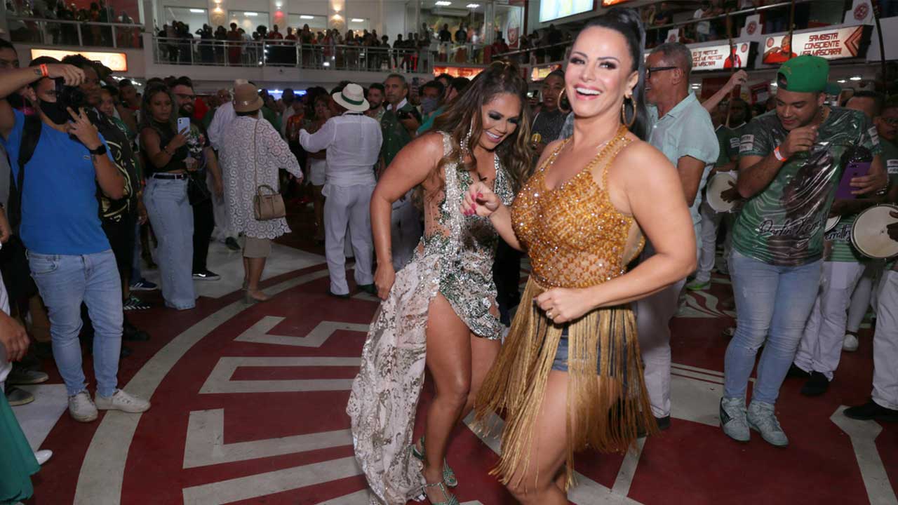 Viviane Araújo e mãe de Lexa, Darlin Ferratry, se encontram no evento do Salgueiro