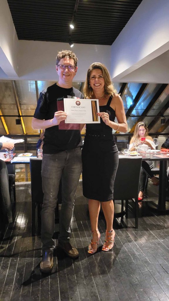 Sommelier de Vinhos Antônio Horácio Fernandes da Silva recebendo certificado da Profª Alessandra Mendonça. Foto: Henrique Kotnick/Jornal de Brasília