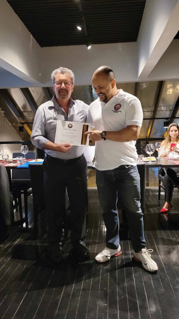 Sommelier de Vinhos Flávio Silva Rocha recebendo certificado do Prof. Juan José Verdesio. Foto: Henrique Kotnick/Jornal de Brasília