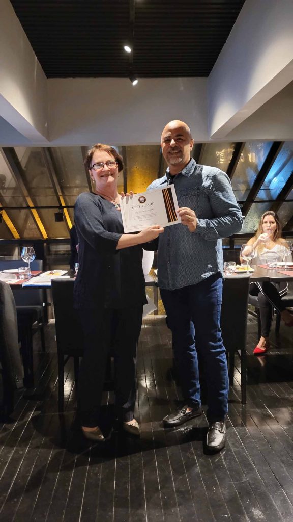 Sommelier de Vinhos Luiz Fernando Godois Brito recebendo certificado da Profª Mara Flora. Foto: Henrique Kotnick/Jornal de Brasília