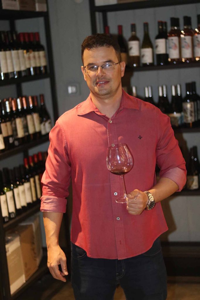 Sommelier de Vinhos Rogério Campos Barroso de Brito. Foto: Henrique Kotnick/Jornal de Brasília