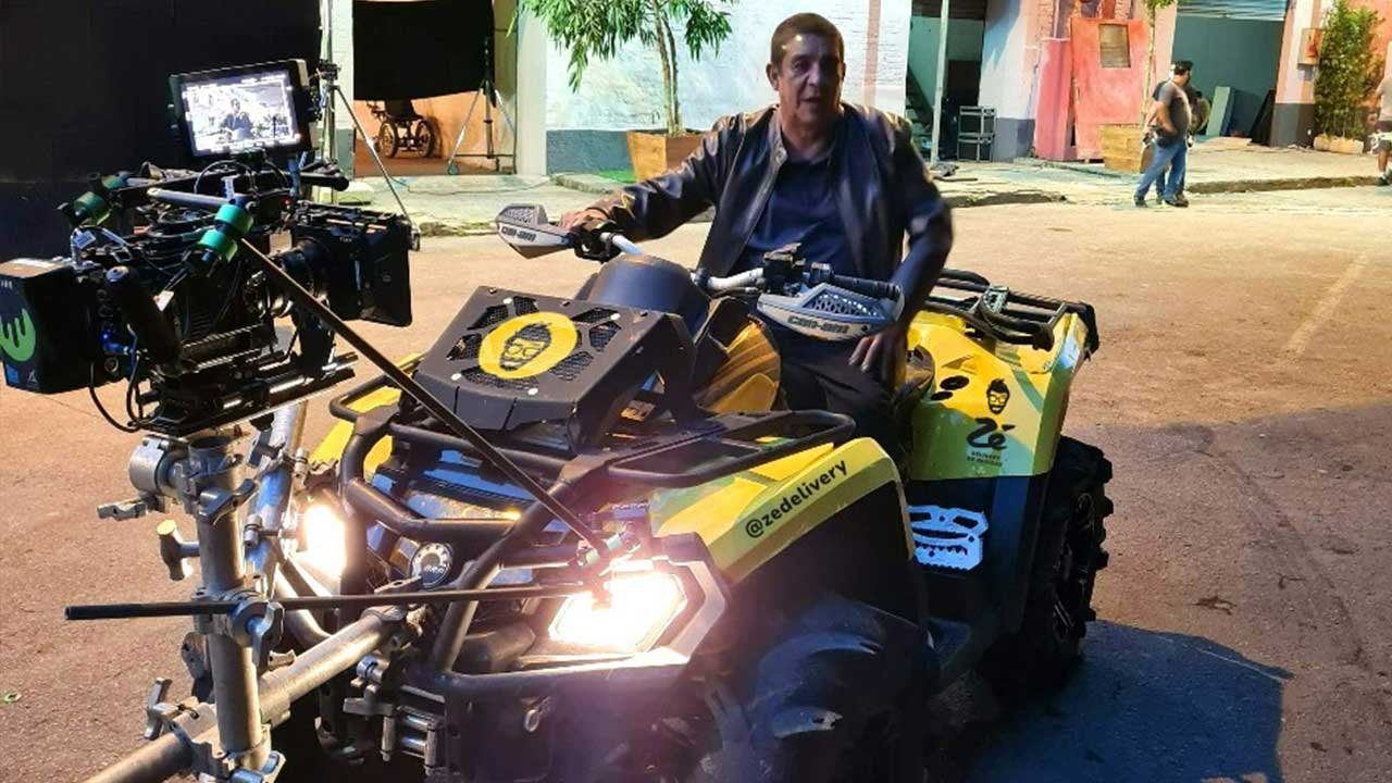 Zeca Pagodinho participa de ação para entregar descontos e cerveja