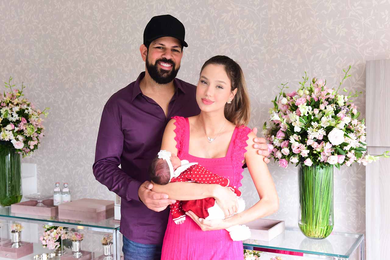 Biah Rodrigues e Sorocaba deixam a maternidade São Luiz em São Paulo com a pequena Fernanda nos braços