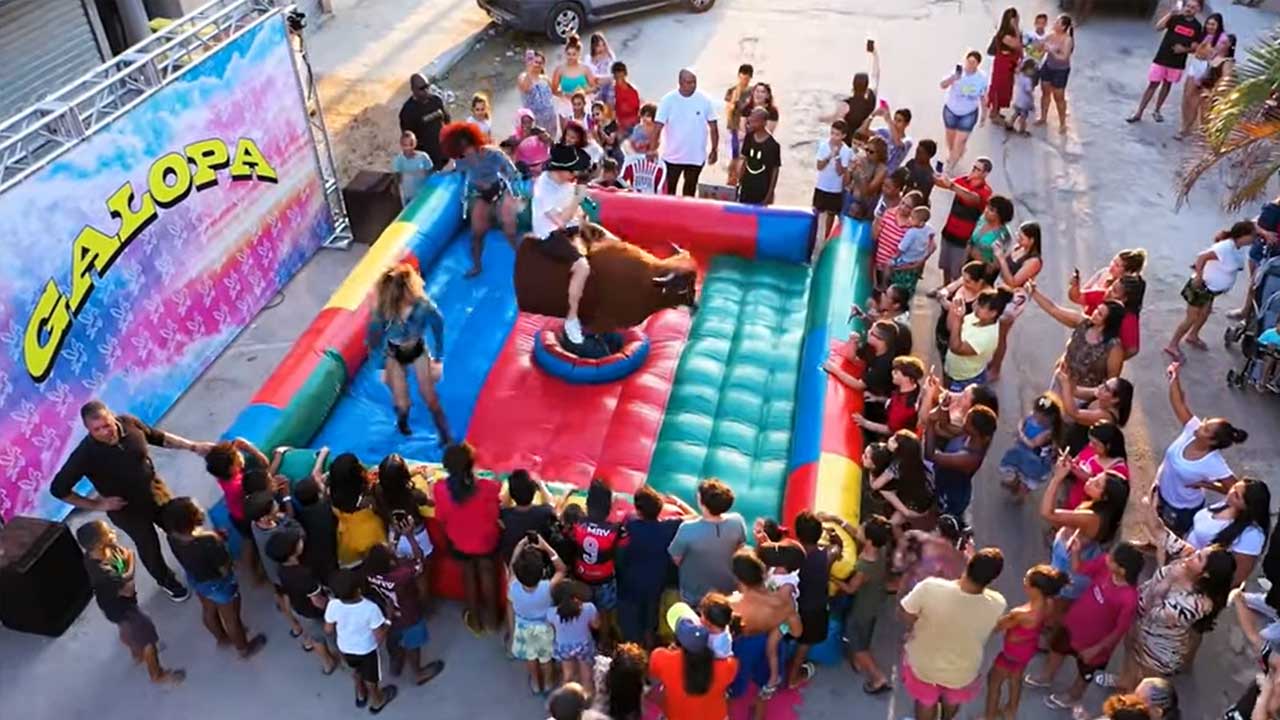 Pedro Sampaio realiza ação surpresa em comunidade carioca